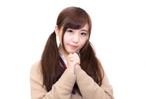 願い事をする(お祈りする・祈る)女性