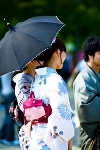 日傘をさす浴衣姿の女性