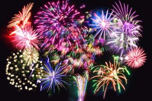 カラフルな打ち上げ花火(スターマイン)