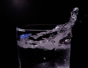 コップに入った水