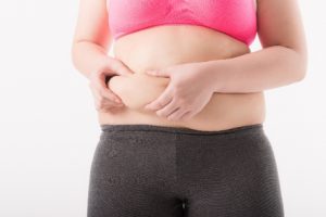 お腹の贅肉を気にする女性