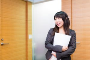 オフィスで挨拶をする女性社員