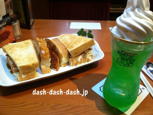 コメダ珈琲店のあみ焼きチキンホットサンドとクリームソーダ