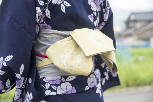 浴衣を着た女性(後ろ帯)