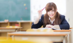 勉強する女性(女子高生)