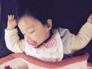 すやすや眠る赤ちゃん