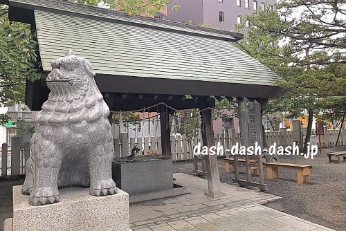 北海道神宮頓宮の狛犬と手水舎
