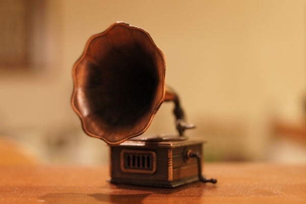 【7月31日】蓄音機の日｜エジソン発明の蓄音機の仕組みは？