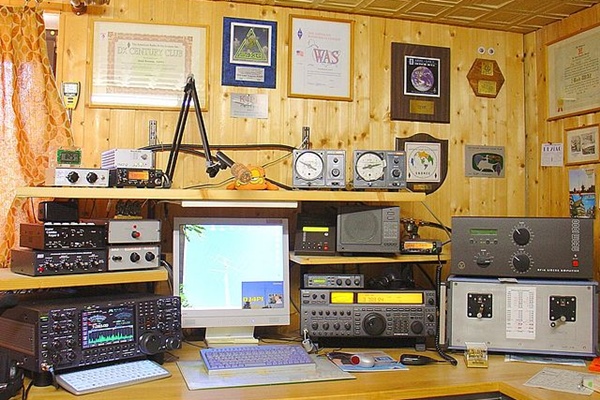 アマチュア無線の無線室(通信室)
