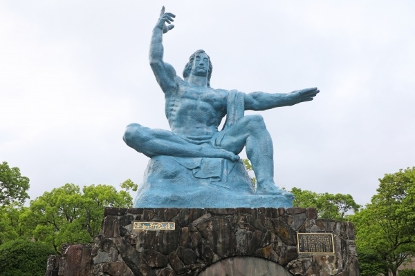 長崎平和記念像(長崎市平和公園)
