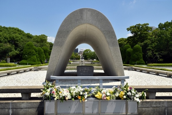 原爆死没者慰霊碑(広島平和都市記念碑・広島市平和記念公園)