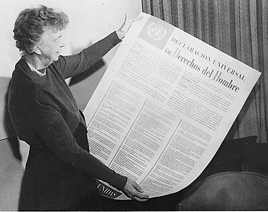 エレノア・ルーズベルトとスペイン語版の世界人権宣言（1949年撮影）