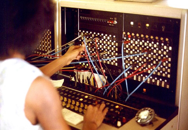 オフィスビル内の交換台と交換手（米国、1975年）