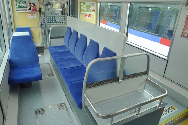 東京モノレール10000形車端部座席と荷物置き場
