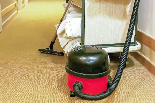 ホテルの客室清掃01